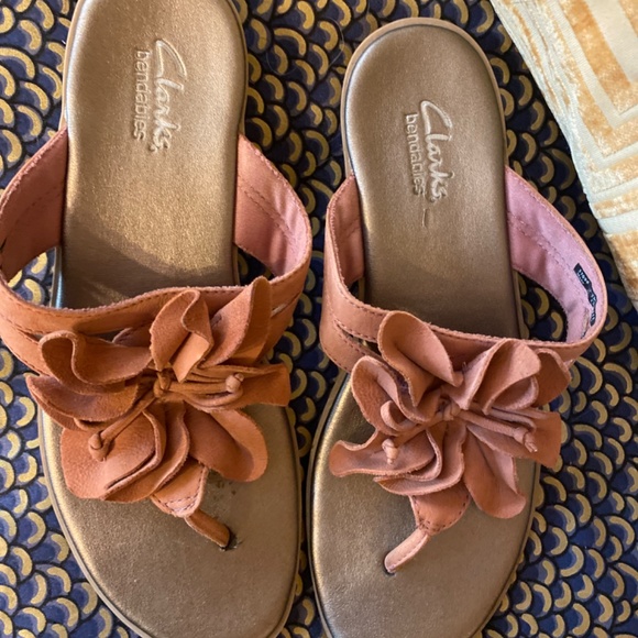 Clarks Sandals Size 7.5 Light Pink Flower - Picture 3 of 3